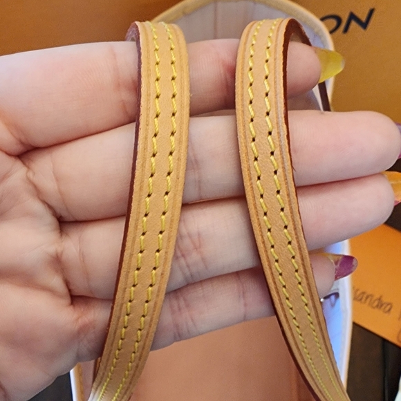 Louis Vuitton Neverfull MM - Picture 13 of 16